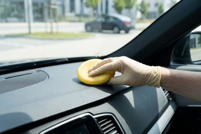 Curatarea bordului auto cu burete aplicator